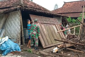 Babinsa Cawas Bantu Bongkar Rumah Warga Untuk Direhab