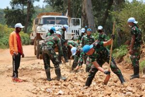 Mudahkan Aktivitas Warga, Satgas RDB Kontingen Garuda Rehabilitasi Jalan Rusak di Walungu