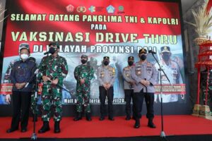 Panglima TNI Bersama Kapolri Tinjau Gelaran Vaksinasi di Bali