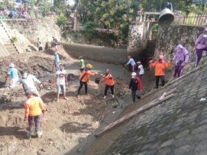 Kerja Bakti Pembersihan Aliran Sungai di Kecamatan Giriwoyo