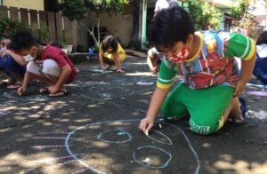 Anak Warga Perumnas Pokoh Kidul, Wonogiri Isi Liburan Lewat Menggambar Jalan Massal