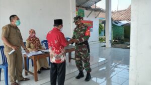 Babinsa Sosialisasikan Prokes Saat Warga Terima BLT