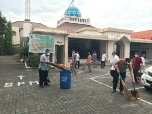 Bakti Sosial Bersih Masjid dan Bagikan 1000 Masker