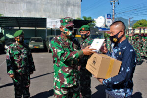 Anggota dan PNS Kodim 0728/Wonogiri Terima Bingkisan Lebaran dari Dandim