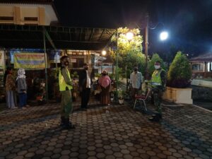 Patroli Bersama Linmas Menjaga Keamanan, Ketertiban dan Kenyamanan Serta Himbauan PPKM di Wilayah Kecamatan Jebres