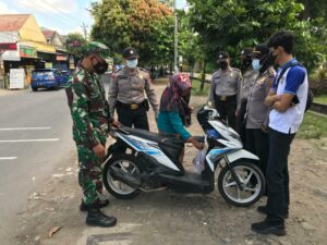 Upaya Cegah Corona, Danramil 4/Jebres Beserta Anggota Laksanakan Operasi Yustisi Masker