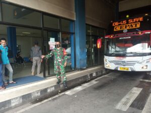 Serka Fajar Dan Serda Sandi Aktif Laksanakan PPKM di Terminal Tirtonadi