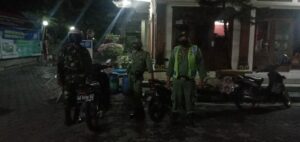 Patroli Malam, Sertu Dominggus Berikan Himbauan Protokol Kesehatan Kepada Warga