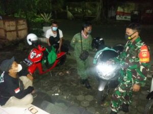 Tanpa Lelah, Serka Sugiman Terapkan PPKM di Wilayah