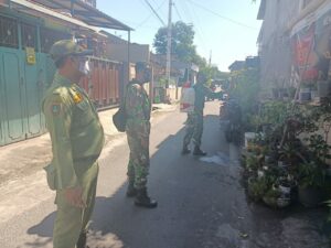 Serka Danang Dan Sertu Yusuf Aktif Dalam Penyemprotan Disinfektan Diwilayah, Ini Tujuannya