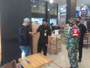 Tegakkan Prokes, Babinsa Dibantu Linmas Laksanakan PPKM di Swalayan Luwes Nusukan