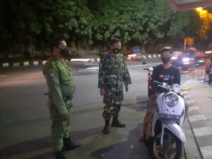 Serda Teguh Bersama Linmas Laksanakan Patroli Malam Serta Terapkan PPKM