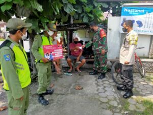 Peduli Covid-19, Serka Sugiyarto Bagikan Masker Kepada Warga