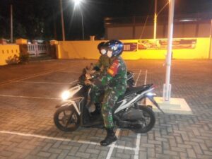 Kendarai Motor, Serda Marno Bersama Linmas Patroli Malam Mengawal PPKM