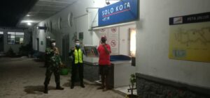 Terapkan PPKM, Piket Koramil 05 Pasar/Kliwon Laksanakan Patroli Malam Bersama Linmas