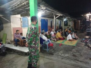 Dimasa PPKM, Serka Suryanto Bersama Linmas Setempat Gencarkan Patroli Malam