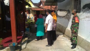 Babinsa Pedan Dampingi Tracing ke Rumah Warga