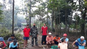 Babinsa Bantu Warga Desa Madu Dampak Hujan Deras dan Angin Puting Beliung