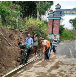 Babinsa Ikut Gotong Royong Pembenahan Jalan