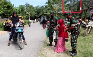 Aksi Sang Kapten, Bantu Angkat Sembako Dan Papah Berjalan Nenek Renta