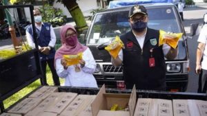 Bupati Kediri Hanindhito Himawan Pramana mendistribusikan 7.200 liter migor ke pasar tradisional