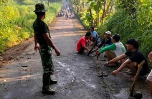 Atasi Kesulitan, Babinsa Motivasi Warga Bersihkan Jalan Dan Parit