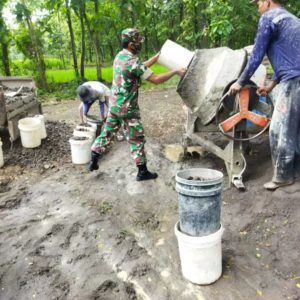 Babinsa Trosobo Gelar Karya Bakti Pengecoran Jalan