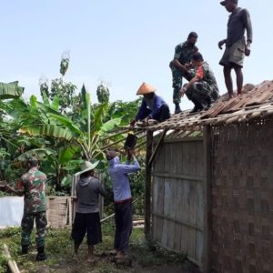 Selalu Ada Di Tengah Rakyat, Babinsa koramil 10/ Sambi Gotong Royong Perbaiki Rumah Warga