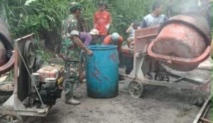 Semangati Warga Babinsa Musuk Bantu Pembangunan Jalan