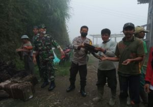 Atasi Kesulitan Warga Babinsa Selo Gotong Royong Bantu Perbaiki Rumah Warga Yang Roboh