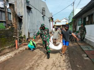 Koramil 03/Serengan ajak warga Kerja Bakti Bersihkan Jalan Pangeran Wijil.