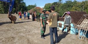 Babinsa Nogosari Bantu Evakuasi Korban Tanah Longsor