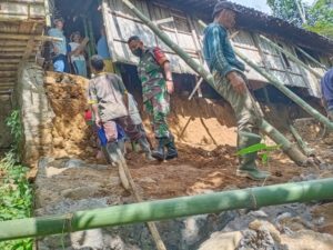 Jalin Keakraban Bersama Warga Binaan, Babinsa Laksanakan Perbaikan Rumah