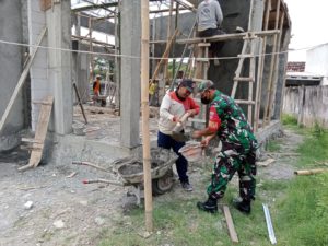 Terus Jalin Kebersamaan Babinsa Jurangjero Bantu Warga Bangun Mushola