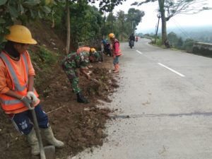 Membahayakan Pengguna Jalan Babinsa Cepogo Angkat Endapan Lumpur Di Saluran Air