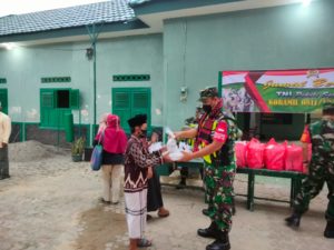 Ramadhan Penuh Berkah, Koramil 0811/12 Bancar Tuban Bagikan Takjil Dan Nasi Kotak