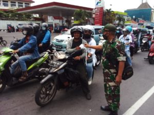 Bati Komsos Sosialisasi Prokes Sambil Bagikan Masker Kepada Pengguna Jalan