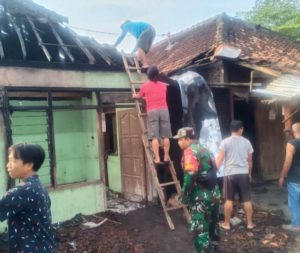 Babinsa Giatkan Gotong Royong Bantu Renovasi Rumah Warga