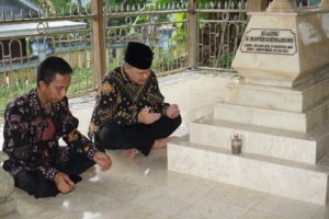 Setiawan AD 1 PM Silaturahmi dan Ziarah ke Makam Alm Ki Manteb Sudarsono, Ki Danang Suseno Terharu dan Ucapkan Terima Kasih