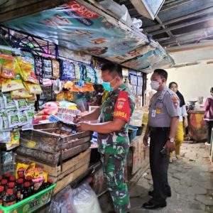 Sertu Priyanto Blusukan ke Pasar Harjodaksino Cek Perkembangan Harga Minyak Goreng