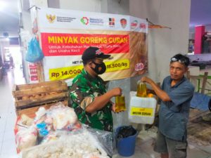 Datangai pasar tradisional, Koramil 01 Sukoharjo pantau stok dan harga HET Migor