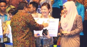 Anita Feng, ST, MM founder RoyalCorporation.ID, Sabet  Juara 1 Nasional kategori Alumni Perdagangan dan Jasa Dalam Kompetisi Nasional Wirausaha Muda Mandiri dari Bank Mandiri