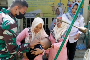 Pantau Perkembangan Balita di Desa Cibadak, Satgas TMMD ke 114 dan Kader Gelar Posyandu