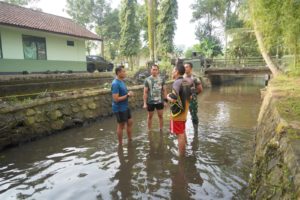 Danrem 071/Wijayakusuma Nyemplung Bareng Bersihkan Kali Rompang