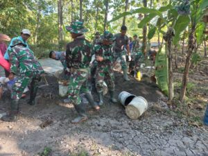 Tetap Semangat Kerja Meski Tanggal Merah, Warga Bersama Satgas TMMD Reguler ke 114