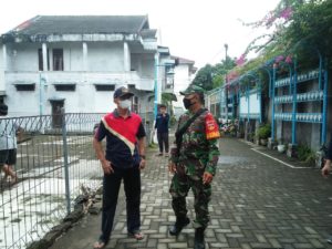 Babinsa Jayengan Kerja Bakti Bersama Warganya Menyongsong HUT RI Ke-77