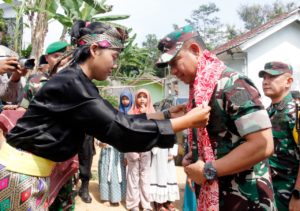 Wakasad Letjen TNI Agus Subiyanto Meninjau Lokasi TMMD 114 Di Kodim 0608/Cianjur