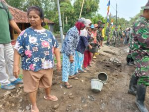 Ibu-ibu Turut Membaur Bersama Tak Mau Kalah, Anggota Satgas Menyelesaikan Sasaran TMMD