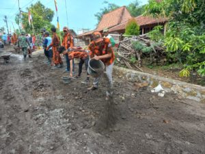 Satgas TMMD Di Lokasi Pengecoran Kedatangan Pemuda Pancasila