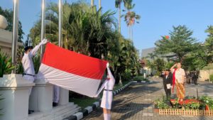 Gelar Upacara Bendera The Sunan Hotel Solo Dukung Kebaya Goes to Unesco